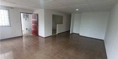 Apartamento en Arriendo – Villa Carolina, BarranquillaSe arrienda amplio apartamento de 100 m² ubicado en el sector residencial de Villa Carolina. El inmueble se encuentra en un segundo nivel de edificio multifamiliar y ofrece una excelente distribución con espacios cómodos y ventilados.Características principales:Área: 100 m²3 habitaciones2 bañosBalcónÁrea de laboresParqueadero enrejadoSegundo nivelUbicado en una zona tranquila y de fácil acceso, cerca de parques, centros comerciales y vías principales. Ideal para familias que buscan comodidad y buena ubicación.