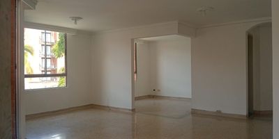 Apartamento exterior en arriendo y venta cerca a transporte público, restaurantes, vías principales, centros comerciales, parques y servicios complementarios. Piso en mármol, sala comedor, biblioteca, estar de TV, 3 alcobas con vestier y baño en la principal, baño social, para un total de 3 baños, tina, cocina integral cerrada, alcoba y baño de servicio, zona de ropas, balcón, útil y parqueadero independiente cubierto. Edificio con ascensor, citófono, portería 12 horas, circuito cerrado de TV y alarma.  Inmuebles sujetos a verificación de disponibilidad.