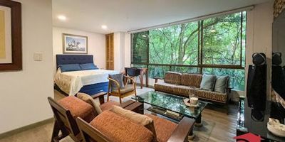Apartaloft en arriendo ubicado en el Poblado Medellín, cuenta con buenos acabados, consta de un solo ambiente con cocina integral, barra americana, zona de ropas, 2 baños, salacomedor, espacios para acomodar habitación con closet, mirador, parqueadero, la unidad cuenta con portería 24 horas, ascensores, se encuentra en zona residencial tranquila, cerca a vías principales Transversal inferior y Avenida las Palmas, cuenta con buena ruta de transporte público. 