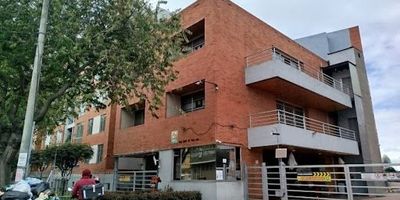 Apartamento iluminado en quinto piso, con vista interna, ubicado en la localidad de Engativá  al nooccidentede Bogotá, en el barrio Villas de Granada.
El inmueble cuenta con 63,00m² distribuidos en tres alcobas con clóset, siendo la principal con baño privado, sala-comedor, balcón, cocina integral, baño auxiliar, zona de ropas, garaje en plazoleta.
El Conjunto ofrece Vigilancia 24-7, salón comunal, excelentes zonas comunes como 
Posee cómodas vías de acceso como la Calle 80, av Mutis, servicio de alimentador para portal 80 y portal el dorado con fácil acceso al transporte público, centros comerciales como Diver Plaz y Unicentro de Occidente 
