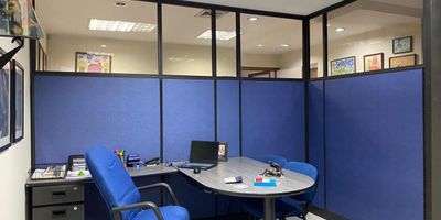 Oficina en venta en edificio empresarial con muy buena ubicación cerca a vías principales, centros comerciales, restaurantes, hoteles, rutas de transporte público, estaciones del metro y servicios complementarios.  Cuenta con piso porcelanato, 1 espacio, 1 baño, cocineta, cableado de red, techo cielo raso, aire acondicionado central, área de recepción y parqueadero cubierto. Conjunto cerrado con ascensor, vigilancia y portería 24 horas, citófono, circuito cerrado de TV, auditorio, baños comunales y planta eléctrica.inmuebles sujetos a verificacion de disponibilidad