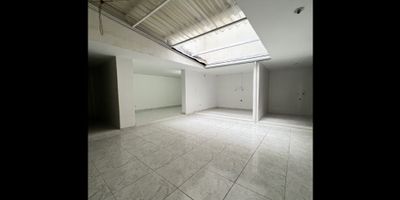 Ubicada estratégicamente en la hermosa ciudad de Ibagué, en el departamento del Tolima, se encuentra esta amplia y acogedora casa que te ofrece todo lo que necesitas para vivir cómoda y plenamente en un entorno ideal para ti y tu familia.

Con un área construida de 135 M2, esta magnífica propiedad cuenta con una gran  distribución que aprovecha cada espacio de manera eficiente, brindándote un hogar moderno y funcional.

Con 5 acogedoras alcobas y 3 baños completos, esta casa es perfecta para una familia numerosa o para aquellos que buscan un amplio espacio para recibir a sus invitados. Además, cuenta con un garaje para tu comodidad y seguridad.

Ademas a ti que te gusta emprender tienes accesoa dos amplios locales comerciales ideales para tener tu propio negocio, no esperes mas y agendemos una cita para que conozcas tu proximo hogar.
