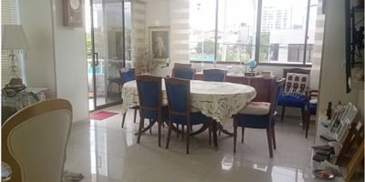 Cód: 9505FR563

Venta increible apartamento en Rodadero Sur, Santa Marta.

El inmueble esta ubicado en 3 piso y consta de:


 3 habitaciones con closet´s
 114 metros construidos.
 Depósito.
 Parqueadero privado.
 3 Baños equipados.
 1 cocinas integral y equipada
 sala comedor amplio con balcón esquinero
 halls de habitaciones.
 Estudio
 Habitación de servicio y su baño.


El edificio cuenta con ascensor, lobby, vigilancia 24/7, piscina, zona BBQ, a dos cuadras de la playa del rodadero y playa gaira, zona comercial, turística, cerca de supermercados, tiendas, centro comecial Arrecife via principal, transporte público facil acceso, perfecto para vivir o tomar como renta vacacional para su estadía. Llamame si consideras que esta oportunidad es para ti. 