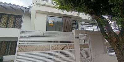 En una tranquila y apacible calle residencial se encuentra esta encantadora casa de 3 habitaciones y 2 baños, con un total de 120 metros cuadrados de espacio habitable. Con un diseño moderno y funcional, esta propiedad cuenta con 3 parqueaderos para mayor comodidad. Su ubicación privilegiada ofrece fácil acceso a servicios y comercios cercanos. Disfruta de la comodidad y el confort que esta casa tiene para ofrecer. Para más información, contacta a Milton Leonardo Galindo Perez al número 3113432029. ¡No dejes pasar esta oportunidad de adquirir tu nuevo hogar!