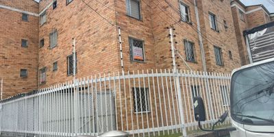 VENTA APARTAMENTO MURILLO TORO DUPLEX RQ17925
conjunto comfamiliar aseguradores 1
AREA.l. 22.59 M2 AREA.C: 45.18 M2 ADM $ 150.000
1 NIVEL: SALA COMEDOR, cocina semi integrral, zona de ropas, pisos en ceramica
2 NIVEL: 2 Alcobas, 1 baño, pisos en ceramica, 
servicios de agua, luz, gas.