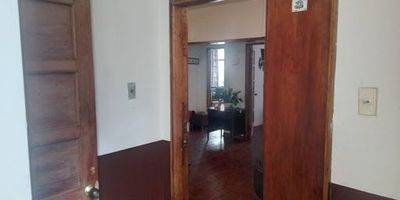 Apartamento GRANDE de 136m2, cuenta con cinco alcobas bien amplias, dos baños, cocina y lavandería independiente, sala comedor bien amplia, excelente ubicación sobre la carrera diez, cerca de universidades y del transmilenio. Ideal para inversión o vivir en pleno centro de la ciudad de Bogotá, a una estación de Museo Nacional. A un precio de regalo, negociable. Aproveche la oportunidad, escuchamos ofertas.
