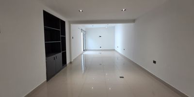 Buscas casa comercial en Pereira? Tenemos esta Casa comercial en arriendo ubicada en una estrategica zona comercial de Pereira, ideal para negocios que requieran alta visibilidad y facil acceso. Cuenta con un area total de 217 metros cuadrados distribuidos en amplios espacios que se adaptan a diferentes tipos de comercio u oficinas. Su ubicacion garantiza un flujo constante de personas, cercana a vias principales, transporte publico y servicios complementarios. Ideal para empresas, consultorios, academias, showrooms u oficinas corporativas. Excelente oportunidad para posicionar su marca en una zona de alto movimiento comercial. No esperes mas comunicate con nosotros.