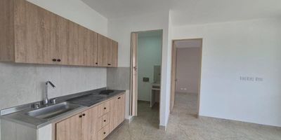 ¡Apartamento para estrenar en Itagüí!Ubicado en unidad cerrada de alta calidad, con excelente acceso y completas zonas comunes. Área: 63 m² Características del inmueble: 2 habitaciones con excelente iluminación, 2 baños completos, Salón comedor amplio, Cocina integral con red de gas, Zona de ropas independiente, Parqueadero cubierto privado. La unidad residencial ofrece: Portería 24 horas, Juegos infantiles y zonas deportivas, Sauna y turco, Coworking, Salón social. Ideal para quienes buscan comodidad, seguridad y una excelente ubicación en el sur del Valle de Aburrá. Contáctanos para más información o agenda tu visita. También puedes solicitar nuestro TOUR VIRTUAL.