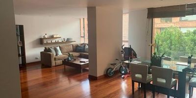 Impresionante apartamento totalmente amoblado de 167 m en el prestigioso sector de La Cabrera. Dispone de tres alcobas, estudio, cuatro baños, sala con chimenea, comedor independiente y cocina equipada. Sus generosos espacios brindan excelente luz natural, distribución eficiente y acabados de alto nivel. Incluye dos parqueaderos en línea. Una opción ideal para quienes buscan confort, estilo y exclusividad en una de las zonas más distinguidas de la ciudad. ¡Agenda tu visita! SR