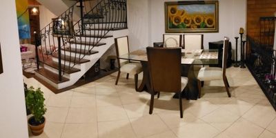 Casa en Venta en Sabaneta sector La Doctora. ¡Descubre esta hermosa casa campestre de 200 M²! Con 5 amplias habitaciones y 5 baños completos, ofrece comodidad y privacidad para toda la familia. Incluye 2 garajes.

La casa es luminosa y acogedora, con amplias ventanas, armarios empotrados, y un balcón espacioso. La cocina integral está completamente equipada, con servicios de electricidad y gas domiciliario.

Disfruta de un hermoso jardín y área social, cerca de centros comerciales, colegios, universidades, gimnasios y transporte público. Además, cuenta con vigilancia, portería/recepción, piscina y parqueadero para visitantes.

No pierdas la oportunidad de vivir en un entorno tranquilo y seguro, rodeado de naturaleza. ¡Contáctanos para agendar una visita!

Recuerda que te ayudamos con todos los trámites de tu crédito de vivienda!
