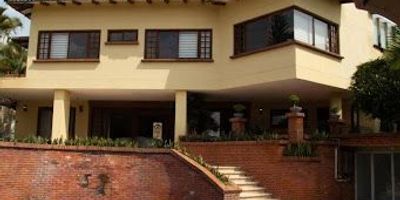 Se vende espectacular casa ubicada en el exclusivo conjunto residencial, en el prestigioso sector de Pinares, Pereira.
Este conjunto cuenta con tan solo 8 casas, lo que garantiza privacidad, tranquilidad y un ambiente familiar. Entre sus zonas comunes se destacan un elegante salón comunal, amplias zonas verdes, portería y vigilancia 24 horas, ofreciendo seguridad y confort en todo momento. Características de la Propiedad: Primer Piso: Comedor independiente
Dos salas interiores y dos salas exteriores, ideales para el entretenimiento y el descanso. Biblioteca privada. Piscina climatizada, jacuzzi, sauna y turco: todo en la comodidad de su hogar. Cocina clásica con una excelente vista panorámica. Zona de ropas. Cuarto y baño para empleada
Segundo Piso: Cuatro habitaciones amplias. Tres baños completos. Terraza generosa con vista y espacio para compartir
Zona de parqueo: Dos parqueaderos cubiertos. Espacio adicional para tres vehículos más. ¡Contáctenos para más información o agendar su visita!
