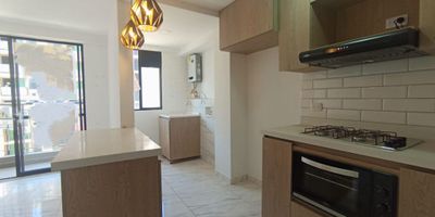Apartamento en ARRIENDO de 2 habitaciones con closet, 2 baños, sala comedor, cocina con barra, zona de ropas - calentador, balcón, parqueadero común.