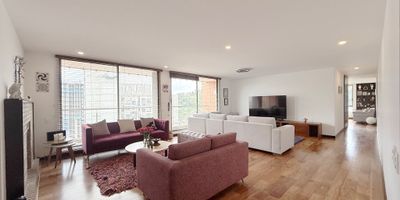 Amplio acogedor e iluminado apartamento esquinero en piso 14, área 203m2, antigüedad 8 años, consta de amplia sala con chimenea y balcón, comedor independiente, 3 alcobas con baño, baño social, estudio o estar de tv, amplia cocina, zona de lavandería independiente, cuarto de servicio con baño.

Conjunto club house, Piscina, turco, jacuzzi, gimnasio, salón comunal, dos parque infantiles, cancha múltiple, dos canchas de squash y zonas verdes.  

Ubicado en exclusivo sector de colina campestre, cercano a la Avenida Boyacá, a sus alrededores encontramos transporte publico, centro comercial Parque Colina, parques, centros médicos e iglesias .
 