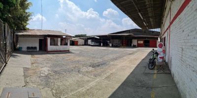 Vendemos Lote de 11.200 m2  y 9.000 m2 construidos de bodegas antiguas (remodelados 5.000 m2) tiene indice de ocupación del 85% para hacer nuevas instalaciones logisticas o industria liviana. El lote tiene acceso por 3 calles. 
