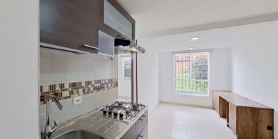 Apartamento en Venta – Torres de San Rafael, El Ensueño (Ciudad Bolívar)

Encantador apartamento con vista interior, ubicado en un 1er piso, con acceso por ascensor y escaleras.
Cuenta con habitaciones cómodas, baño, sala comedor, cocina integral y zona de lavandería, todo con piso cerámico en excelente estado.

El conjunto residencial ofrece zonas verdes, parque infantil, salón social y vigilancia privada 24/7, brindando seguridad y confort para toda la familia.

Ubicación privilegiada:
Cerca de los centros comerciales Paseo Villa del Río y Gran Plaza El Ensueño; Makro, Tiendas D1 y Tiendas Ara; Colegio Rogelio Salmona IED – La Salle y Colegio IED El Ensueño; además de la estación de TransMilenio Villa del Río.
Fáciles vías de acceso por la Transversal 65.

Una excelente opción para vivir o invertir en una zona de gran proyección.

 

H2
