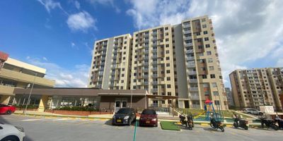 Hermoso apartamento totalmente para estrenar de dos habitaciones, dos baños, sala, comedor, cocina integral, zona de labores, balcón con vista a la calle. Ubicado en conjunto con variedad de amenidades, tales como piscina, salón social, zonas verdes, zona infantil, parqueadero. Canon de Arriendo: Un millón seiscientos mil pesos incluida la administración. Valor de la Administración: Ciento cincuenta mil cuatrocientos ochenta pesos.