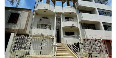 Vendemos casa independiente de cuatro niveles, para gran familia o un Hostel, área 550 m2 en lote de 160 m2, tiene 6 habitaciones y 7 baños, amplias zonas sociales, piscina, garaje para 3 carros (uno interno) inmueble cerca a la Av. Ciudad de Cali y clinica Valle del Lili.
