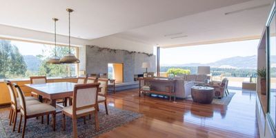 En el hermoso municipio de Sopó, Cundinamarca, encontramos una espectacular casa para la venta que combina confort y sofisticación en medio de la naturaleza. La propiedad ofrece una vista panorámica. Con cuatro habitaciones amplias, distribuidas de manera funcional, es el espacio perfecto para la familia. La casa incluye comodidades como un estudio, sala de TV, family room, y un área de lavandería.

En el exterior, destacan la amplia terraza y el cuidado jardín, perfectos para descansar y compartir con amigos. Además, cuenta con una completa zona social que ofrece piscina, cancha de tenis, cancha de fútbol, sauna, club house, cancha de golf y una espectacular zona de BBQ y juegos infantiles, todo bajo la seguridad 24 horas para la tranquilidad y disfrute de sus residentes.

No pierdas esa oportunidad de vivir y relajarte en un entorno de ensueño. Pide tu visita ya para conocer esta maravillosa casa.