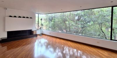 Excelente apartamento de 290 m2 en Cerros de suba. Ideal para quienes buscan vivir en amplios espacios y rodeados de naturaleza. El apartamento consta de tres habitaciones, cada una con baño y la principal con un vestier de gran tamaño y baño con jacuzzi. Todos sus espacios se caracterizan por su gran iluminación y amplitud. Cuenta con sala con chimenea a gas y leña. Cocina con excelentes muebles de almacenaje, isla central y ventilación natural. Cuenta con zona de lavandería independiente y la comodidad de cuarto y baño de servicio. 2 Parqueaderos y depósito. 

El condominio cuenta con senderos ecológicos, parque infantil, zona para BBQ, cancha múltiple, cancha de squash, vigilancia 24h  y Parqueadero para visitantes. 
