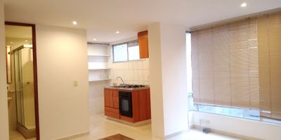 Apartamento en Pasadena. Vista interior, 38 Mtrs, 1 habitación con closet, un baño, sala comedor, cocina abierta, zona de lavandería y 2 parqueaderos cubiertos. El edificio cuenta con portería 24 horas, ascensor y parqueadero de visitantes. Cerca a parques, Carulla, Missi Producciones, Los Tres Elefantes, Body Tech, IBM, Club de Ecopetrol, Iserra 100. Vías de acceso, Av Suba, Autonorte, Cra 53, Calle 100 y 106. PRECIO INCLUYE VALOR DE LA ADMINISTRACIÓN