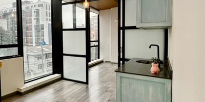 Excelente oficina llena de luz vista exterior piso 3, cuenta con 2 ambientes, una oficina privada con baño, más un salón con cocineta, derecho a parqueadero sótano dos. Edificio con cuatro sótanos para rampa vehicular, cuatro ascensores de última tecnología, lobby de doble altura, altura libre hasta tres metros, salón de conferencias, dos salas Business office, cafetería en primer piso, terraza con cafetería. Alta eficiencia de ascensores mediante sistema inteligente de selección de destino, diseño control de acceso para la mejor seguridad, visitantes con valet parking para control de acceso.

Edificio pensado para las necesidades de tu empresa e inversión. Ha sido diseñado con base en un estudio bioclimático para lograr temperaturas confortables en su interior sin necesidad de aire acondicionado.
