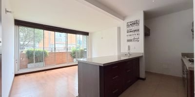 Amplio acogedor e eliminado apartamento en piso 1 con excelente altura 2.56m, área construida 85m2, estrato 4, antigüedad 13 años, consta de salacomedor con balcón, 3 alcobas, estudio o estar de tv, 2 baños, cocina abierta, zona de lavandería independiente y 1 parqueadero doble en línea.
 
Conjunto con 3 zonas de BBQ, 2 salones comunales, Gimnasio en tres niveles, salón infantil, zonas verdes, parque infantil, parqueadero de visitantes y seguridad privada. 
 
Ubicado en exclusivo y reservado sector de La Alameda, rodeado de parques con Cancha de tenis, cancha futbol 5, cancha de baloncesto y parque infantil, cercano a universidades, colegios, almacenes de cadena y centros comerciales.   
