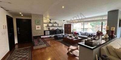 APARTAMENTO UBICADO EN EL TERCER PISO DE LA CONSTRUCCION2 ALCOBAS CON BAÑO CADA UNA CON Y WALKING CLOSET CON VISTA VERDEESTUDIO Y CUARTO DE LINOS O REVERTIR ESTE ESPACIO PARA TENER DE NUEVO LA TERCERA ALCOBA Y SU BAÑO EXTERIOR2 SALAS y COMEDOR CON SISTEMA DE SONIDO INSTALADO Y COCINA ABIERTA CON PUERTA ABATIBLECHIMENEA DE INDUCCIONCUARTO Y BAÑO DE SERVICIOZONA DE LAVANDERIA AMPLIA E ILUMINADA3 GARAJES INDEPENDIENTES AMPLIOS E ILUMINADOSASCENSOR PRIVADOCALDERA, COCINA A GAS PROPANO6 PARQUEADEROS VISITANTESGIMNASIO RECIEN REMODELADO Y DOTADOCANCHA DE SQUASH , DE BASKETBALL Y JAULA DE GOLF2 SALONES DE REUNIONES Y PARQUE INFANTILSALON PARA CONDUCTORES PLANTA ELECTRICA DE EMERGENCIARECEPCION DEL EDIFICIO AMPLIA Y RECIENTEMENTE REMODELADACAI DE POLICIA A MEDIA CUADRA DEL EDIFICIO