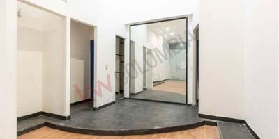 El local esta rentando, se encuentra ubicado en el primer piso, a pocos metros de la entrada occidental que da la bienvenida al Centro Comercial Salitre Plaza con un inmenso jardín de doble altura, cerca a otros locales ocupados por marcas de gran recordación. Tiene contrato de arrendamiento vigente hasta junio de 2025. El centro comercial es uno de los mas visitados de la zona y mantiene actividades como sorteo de carro y viajes, conciertos y eventos deportivos que atraen la visita de muchos compradores.