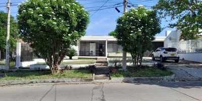 Casa Comercial que cuenta con amplios espacios, cuatro habitaciones, tres baños, sala, comedor, sala auxiliar, patio, terraza, garaje cubierto. Valor de Arriendo: Ocho millones quinientos mil pesos.