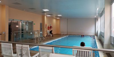 Hermoso apartamento en Conjunto Residencial Carrara con recepción y muy seguro. El precio incluye parqueadero privado y administración. Sala comedor, espacio para estudio, cocina integral, 3 dormitorios con closet cada uno, 2 baños, 2 balcones, zona de lavandería. Club house. Piscina para adultos y niños cubiertas, gimnasio interior, ping pong, billar, sala para juegos de video, cancha de basket, gimnasio exterior, juegos infantiles, salón comunal, jardines, zona de macotas, zona BBQ.  FENOMENAL. Cerca al transporte público, supermercados, universidades, colegios, etc.