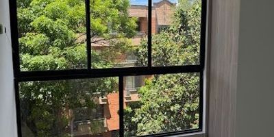 Ubicado en el barrio los colores, un barrio familiar cercano a iglesias, supermercados, restaurantes y con fácil acceso a transporte público. Cuenta con aproximadamente 45mt distribuidos de la siguiente manera cocina integral, baño, zona de ropas y dos habitaciones. El canon tiene un incremento de 200.000 para un total de 2.300.000 con servicios incluidos, lo mejor, este valor es fijo sin importa tu consumo.