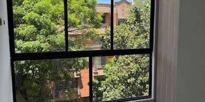 Ubicado en el barrio los colores, un barrio familiar cercano a iglesias, supermercados, restaurantes y con fácil acceso a transporte público. Cuenta con aproximadamente 45mt distribuidos de la siguiente manera cocina integral, baño, zona de ropas y dos habitaciones. El canon tiene un incremento de 200.000 para un total de 2.300.000 con servicios incluidos, lo mejor, este valor es fijo sin importa tu consumo.