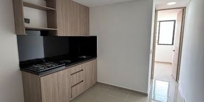 Ubicado en el barrio los colores, un barrio familiar cercano a iglesias, supermercados, restaurantes y con fácil acceso a transporte público. Cuenta con aproximadamente 30mt2 distribuidos de la siguiente manera cocina integral, baño, zona de ropas y una cómoda habitación con ventana al exterior. El canon tiene un costo adicional de 200.000 para un total de 1.900.000 así tienes servicios incluidos de agua, gas, energía e internet y lo mejor, es un valor fijo SIN IMPORTAR TU CONSUMO