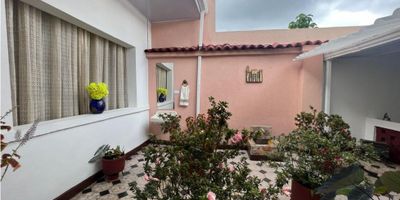 SE VENDE casa comercial ideal para restaurantes y/o hostales, oficinas o vivienda familia grande, de un solo piso,  ubicada  en pleno corazón del turístico y tradicional barrio San Antonio, rodeada de oferta gastronómica, cultural, cafés, artesanias, cerca al parque de San Antonio distribuida en una acceso con 6 gradas, 10 habitaciones que comunicadas entre si, baño social completo amplio, una amplia sala comedor, patio ornamental, cocina en meson muy amplia, patio trasero donde se adaptaron 5 baños. Conserva el estilo tradicional. Con cambio reciente de instalaciones hidraulicas, electricas, sanitarias, canales y cubiertas. Pisos en baldosa de cemento originales. Con posibilidad de ampliar el numero de baños y habitaciones.  (8 de frente x 32 de fondo)
