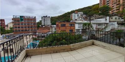 VENTA CASA EN EL EXCLUSIVO SECTOR DE JUANAMBU, tres pisos, ideal para desrrollo de apartaestudios y hospedaje estancias cortas, algunos espacios ya funcionan como amplios apartamentos, queda cerca al Centro Comercial Centenario, Clínica Sebastián de Belalcázar y Zona Rosa de Granada, lo que le da acceso relativamente fácil tanto al centro como a varias zonas de servicios, como centros comerciales, restaurantes y vías principales. Por estar cerca a las montañas puede ofrecer una mejor calidad del aire y un ambiente más tranquilo. (11.60 frente x 37.10 fondo). 
