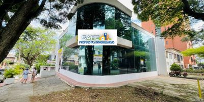 VENTA EDIFICIO DE OFICINAS Y/O LOCAL ESQUINERO. gran visibilidad (fachada de 16 mts lineales por la avenida y 18 mts lineales por la calle), diseño moderno. Ideal para empresas, call center, entidades financieras, oficinas corporativas, notarias,  empresas de moda, fundaciones, ONGS etc. . Cerca a la avenida sexta. Distribuido en  bahias de parqueo (6 vehiculos)  en L, espacio para recepecion, escalera de acceso a segundo piso, patio ornamental, cuarto de tecnologia, espacio para oficinas, oficina de gerencia que conecta con el patio ornamental, baño, cocineta, En el segundo piso, tres salones con su baño, cocineta.  Amplios espacios versatiles reodeados de ventanales, funcionales para adaptarlo a tus necesidades (sala de juntas, talleres, oficinas). Piso en retal de marmol. Se arrienda en $13 millonesl. RF
