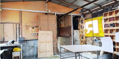 VENTA EDIFICIO LA FLORESTA PARA REMODELAR . tres pisos, actualmente arrendado, primer piso 101 mtros amanecen de artículos de madera valor canon 1.600, segundo piso 103 metros  apartamento para reparar y remodelar, canon 600, tercer piso terraza 103 metros canon 500 la utilizan para fabricar los artículos de madera. Fondo 16 metros y de frente aproximadamente 7 metros. Medidas aorox.
