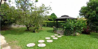 ALQUILER casa  en condominio exclusivo sector de Pance, lote de 1.180 m2 , construidos 400 m2, cuenta con amplio espacio de parqueo  más de 6 vehiculos, zonas verdes con árboles frutales: Nos recibe una bella puerta abatible, techo doble altura, pisos en porcelanato,  baño social, sala de tv  o estudio, generosa sala comedor, cocina moderna tipo americano, despensa, zona de oficios, cuarto de servicio con baño, cómoda terraza, zona verde y kiosko ideal para actividades sociales; segundo piso 5 habitaciones con closet o vestier, cuatro de ellas con baño, algunas con balcón, en zona privada encontramos cuarto para conductores o escoltas, tercer piso mirador con cocineta, baño social, jacuzzi.  El condominio cuenta en su zona social con piscina,salón social, seguridad y vigilancia 24/7. 
