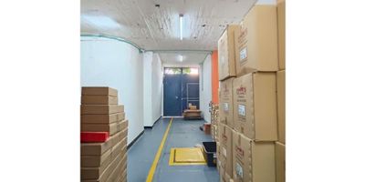 Venta Bodega Barrio Alameda, Excelente ubicacion equidistante al norte y al sur, rodeado de negocios ubicados en la zona, galeria alameda, oferta gastronomica, zona turistica, diversos servicios, vias de acceso, rutas de transporte, Portón 3.5 mts ancho x 5 mts alto , Medidas Bodega 9 mts ancho x 28 fondo, Lote 250 mts, 1er Piso 250 mts + Mesanine 4x3 mts, 3 baños, Lavadero, 2do Piso , 250 mts, 3 oficinas + Sala de Juntas, Cocineta, 2 baños,Leasing BBVA
