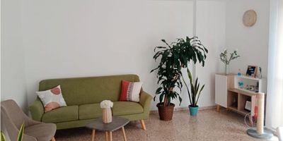 VENDO APARTAMENTO DUPLEX UNIDAD LAS CASCADAS II, excelente vista, ventilado, iluminado, 4 PISO, ingreso por escalera amplia, Área de 92 m2 en dos niveles, 1 piso: cocina integral, sala, comedor, balcón, área de ropas, alcoba de servicio y baño. 2 piso:  estar de televisión, baño, tres alcobas, alcoba principal con baño, todas con closet, más parqueadero. Unidad con piscinas adultos y niños, zona infantil, varios salones sociales. Ubicada cerca de la avenida de los cerros, el colegio politécnico, 3 cuadras de la uní Santiago de Cali, parques, supermercados, gimnasio, gastrobares, varias vías de acceso. 
