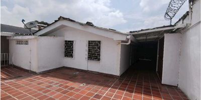 VENTA CASA BARRIO VIPASA, de un solo piso con un área de 264.5 M2, 11.50 frente x 23 de fondo. Consta de: sala, comedor,  baño social, 3 habitaciones, una con baño, estudio, cocina, patio trasero, zona de oficios, garaje para 6 vehículos. Cerca de avenida 3ra Norte y Calle 44 Norte. 

Ideal para empresas, oficinas, proyecto de apartamentos, apartaestudios.
