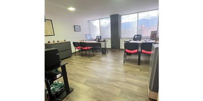 ? Oficina / Local en venta – Portal, Envigado

✨ ¡Oportunidad única de inversión en una zona de alta proyección y valorización!

✨ Características destacadas:


 
 ? Totalmente remodelada y en excelente estado
 
 
 ? Uso versátil: oficina o local comercial
 
 
 ? Unidad cerrada con portería y fácil acceso
 
 
 ? Antigüedad: 40 años con mejoras recientes
 
 
 ? Entrega con contrato de arrendamiento vigente o desocupada, según tu necesidad
 


? Datos financieros:


 
 ? Precio de venta: $390.000.000
 
 
 ? Canon actual de arriendo: $3.000.000 / mes
 
 
 ? Administración: $143.500
 
 
 ? Predial anual: $1.361.000
 
 
 ? Rentabilidad neta estimada: ≈ 8% anual
 


✅ Beneficios para el inversionista:


 
 ? Ingreso garantizado desde el primer día o posibilidad de uso propio
 
 
 ? Rentabilidad superior a CDT u otros instrumentos financieros
 
 
 ? Ubicación estratégica en uno de los sectores con mayor demanda de Envigado
 
 
 ? Potencial de valorización a mediano y largo plazo
 


? Precio de venta: $390.000.000

? Escuchamos tu propuesta

? Contáctanos ahora y asegura tu próxima inversión.
