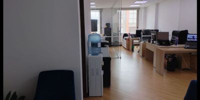 Arrendamos hermosa oficina de 54 m2 en la importante zona de Chico central, en edificio inteligente en un sexto piso. La oficina tiene dos compartimentos con division en vidrio de seguridad y ventanales de 3/4 hacia la calle, luces LED, pisos en madera laminada, cocineta adecuada y baño privado para gerencia, como tambien bateria de baños para hombre y mujer en cada piso. Aire acondicionado, sistema de deteccion de incendios. El edificio cuenta con 5 ascensores, 3 salones para reuniones de 15, 20 y 40 personas, auditorio para 80 personas y dotado tecnologicamente, Helipuerto, parqueaderos públicos y facilidad para uso del transmilenio y rutas del SIPT. Zona de comercio general con predominio en salud, tiendas de cadena y entidades bancarias.

Es una gran oportunidad para establecer tu oficina en un lugar privilegiado y con altos beneficios. HAZ TU CITA YA! COD. 917-0018
