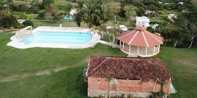 500,84 metros cuadrados
IMPUESTOS AL DIA
ADMINISTRACION AL DIA
420.000.000 negociable

La casa es cómoda, 3 habitaciones
Bellamente acaba.
La habitación principal tiene tina, la casa cuenta con piscina, parqueadero para 3 carros, zona BBQ, se vende o alquila totalmente amoblada.
Sala, comedor y cocina amplios. 
Con todos los electrodomésticos.
Las 3 habitaciones 8 camas.. Cómodos caben hasta 12 personas.
La casa tiene piscina privada y el condominio tiene zona social y una piscina grande.
La casa cuenta con energía eléctrica, acueducto, internet e instalación de gas por cilindro.
Hay árboles frutales produciendo.
En el condominio hay una piscina social.