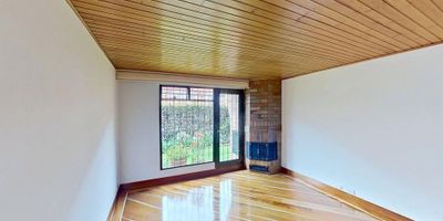 Rosales de Cedro Golf - Casa en Venta en Los Cedros, Usaquén
PRECIO DE VENTA $592,200,000 COP
Bogotá, LOS CEDROS
3 Habitaciones
3 Baños
1 Parqueadero
126m2
0 Ascensores

DESCRIPCIÓN

Casa en venta de 126 m², con vista exterior, y con parqueadero propio cubierto . Su diseño ofrece comodidad y amplitud gracias a sus 3 habitaciones, 3 baños, sala comedor, cocina integral y zona de lavandería, todos con piso cerámico para mayor durabilidad y fácil mantenimiento. El conjunto brinda espacios ideales para compartir en familia como salón comunal, zonas verdes y área de niños, además de contar con vigilancia privada las 24 horas. Se encuentra en una ubicación privilegiada, cerca al centro comercial Cedritos 151, a supermercados como D1, Ara, Dollarcity y Oxxo, así como al colegio Anglo Colombiano, la Universidad El Bosque y la estación de Transmilenio Mazurén, con cómodas vías de acceso por la Calle 151 y la Carrera 8. H 37585475342
