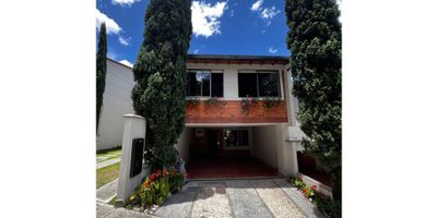 Esta espectacular casa, espaciosa y moderna se encuentra ubicada en el municipio de Envigado cerca al colegio Cumbres, un Lugar Rodeado de Naturaleza.

Su ubicación privilegiada permite un fácil acceso a centros comerciales, colegios y universidades, así como a parques y zonas verdes para disfrutar del aire libre. También se encuentra cerca de restaurantes, tiendas de barrio y transporte público, lo que facilita la movilidad en la zona.

* Área construida: 164m2 + 45m2 de terraza con deck y pérgola + jardín
* Pisos: 2
* Alcobas: 3
* Baños: 3
* Clóset linos
* Cuarto independiente de lavandería/útil
* Parqueadero: 2 cubiertos + 2 descubiertos
* Año de construcción: 2008, remodelación 2021
* Estrato: 5 (Envigado
* Urbanización con portería 24/7, zonas verdes, piscina, senderos, juegos infantiles, cancha de juegos, salón social.
* Valor Administración: $760.000/mes
* Valor predial: $3millones Anual
* Precio de venta: $1.290millones

