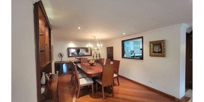 Magnífico apartamento de 130 metros, amplia zona social con sala y comedor independientes. Consta de 3 habitaciones, la principal con baño privado y walking closet. Ofrece cocina cerrada con comedor auxiliar y amplia zona de lavandería. Disfruta de una terraza interna con techo retráctil, perfecta para relajarse o para reuniones al aire libre. También cuenta con un baño de servicio para mayor conveniencia. Este apartamento incluye dos parqueaderos independientes y se beneficia de vigilancia las 24 horas para una tranquilidad absoluta. Ubicado en una zona privilegiada, muy cerca de la Av. Calle 116, este apartamento ofrece fácil acceso al transporte público y está rodeado de parques, lo que lo convierte en una opción ideal para quienes buscan comodidad y calidad de vida.