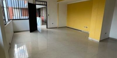 ️ Venta Apartamento en Tequendama unidad cerrada  Área 86.74 mtrs,  Cuarto (4) piso sin ascensor, ultimo piso 
tres alcobas, dos baños, zona de ropas, COCINA INTEGRAL, sin hipoteca ,
Valor Administración $349.000Le corresponde un parqueadero por parte de la administración,  pagando $30.000 mensuales
Con parques, zonas verdes, Cancha, amplias zonas verdes cancha de futbol de microfútbol de básquet ,senderos para caminar  al rededor de la unidad ,vias de acceso Calle 5 ,Avenida Roosevelt ,Calle 9 ,centros comerciales Cosmocentro ,Mall plaza ,Palmeto ,
Valor es negociable .