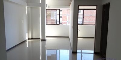 Apartamento dúplex de 98 m2, 3 alcobas, 3 clósets, 2 baños, cocina integral, red de gas, salón comedor, zona de ropa, instalación de lavadora, citófono, ventanal y  piso en porcelanato.Sector residencial transporte público y supermercados cercanos.
Si deseas más información puedes escribir al WhatsApp 301 2157060