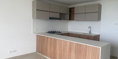 Apartamento en arriendo en la ciudad de Barranquilla ubicado en el barrio Villa Carolina, en un edificio con vigilancia privada las 24 Horas y zonas sociales de entretenimiento, piscina y zona infantil, el edificio cuenta con 10 pisos y el apartamento se encuentra ubicado en el piso 7 con ascensor, con un área aproximada de 75mt2 distribuidos en 3 habitaciones, 2 baños, la habitación principal cuenta con baño interno, cocina integral y zona de labores, buena distribución en sus áreas con buenos y modernos acabados, es fresco y acogedor, su entorno es tranquilo, residencial con cómodas vías de acceso y facilidad al transporte publico cercano, sobre el sector puede encontrar, parques, supermercados, droguerías y el centro comercial Villa Carolina.